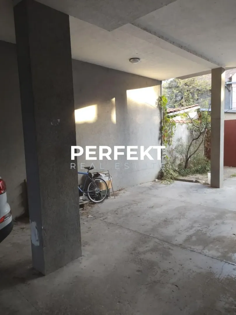 Natkriveni parking prostor u dvorištu zgrade.