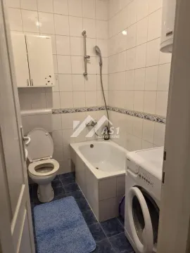 Manje kupatilo sa kadom, wc šoljom i veš mašinom. - image 10