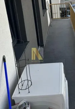 Terasa sa pločicama i mašinom za veš. - image 10