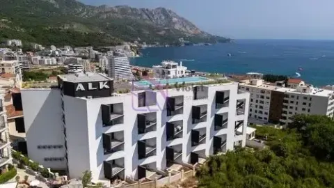Pogled iz vazduha na hotelski objekat sa bazenom na krovu blizu obale mora. - image 4