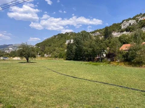 Pogled na zeleno dvorište i okolni pejzaž sa brdima. - image 5