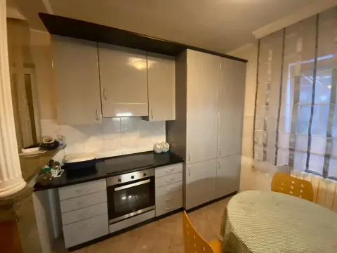 Kuhinja opremljena elementima i trpezarijskim stolom sa stolicama. - image 11