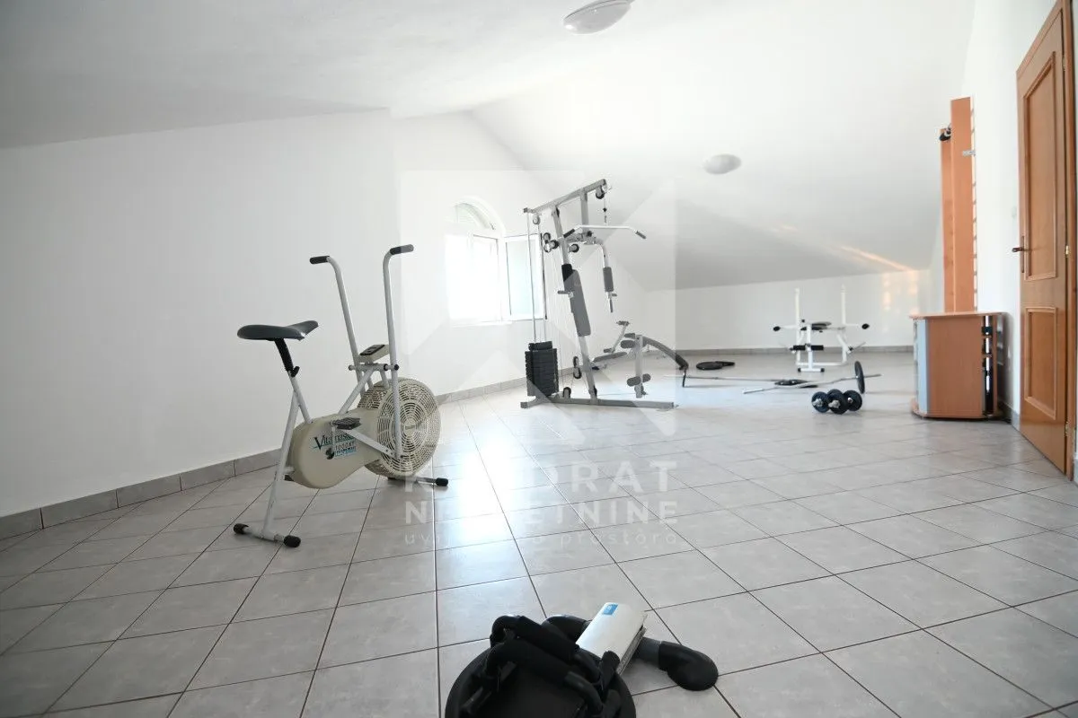 Rent, house, 400m², Zlatica, Podgorica