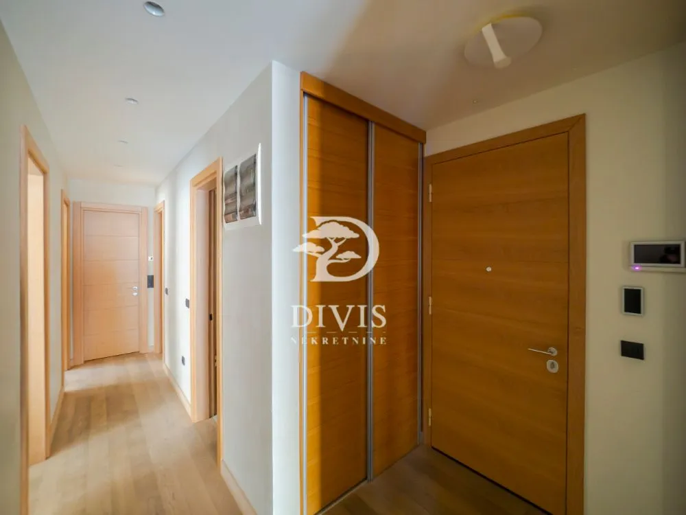 Izdavanje, četvorosoban stan, 132m², Vračar Hram, Vračar Sve Podlokacije