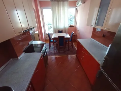 Kuhinja sa trpezarijom i izlazom na terasu. - image 5