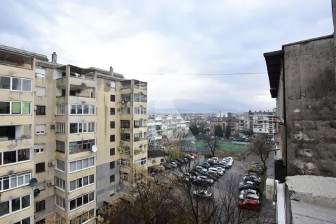 Pogled iz stana na okolne stambene zgrade i parking. - image 12