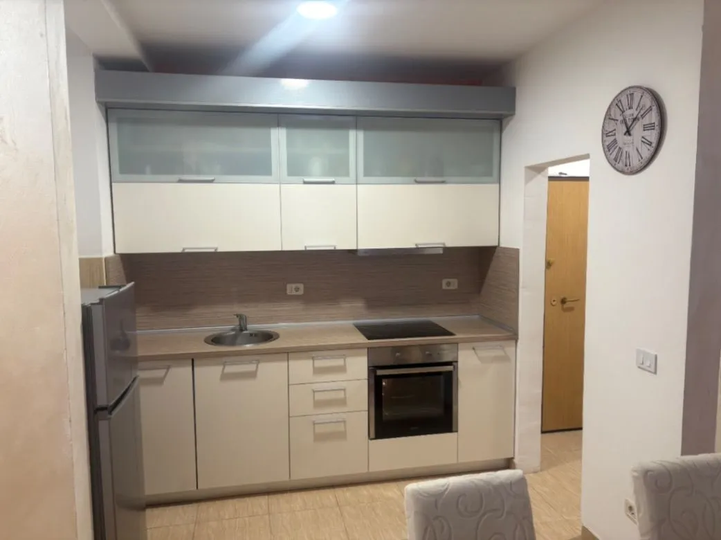 Izdavanje, jednosoban stan, 84m², Bonići, Tivat
