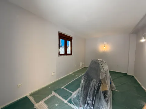 Prazna prostorija u toku renoviranja sa podom prekrivenom zaštitnom folijom. - image 4
