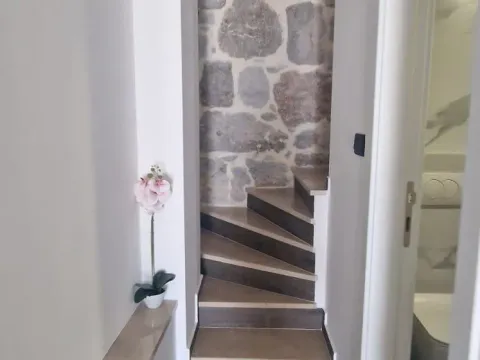 Izdavanje, kuća, 120m², Kuljače, Budva - image 25