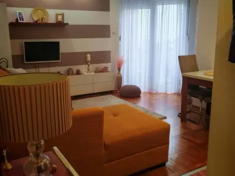 Stan in Adamovićevo Naselje