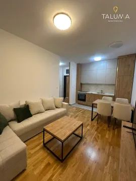 Dnevna soba sa garniturom, stočićem i trpezarijom u nastavku. - image 9
