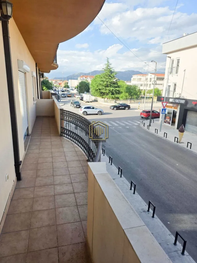 Prostrani balkon sa pogledom na ulicu i grad.