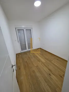 Prazna soba sa drvenim podom i balkonskim vratima. - image 3