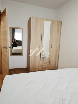 Nameštena spavaća soba sa krevetom i drvenim ormanom. - image 6