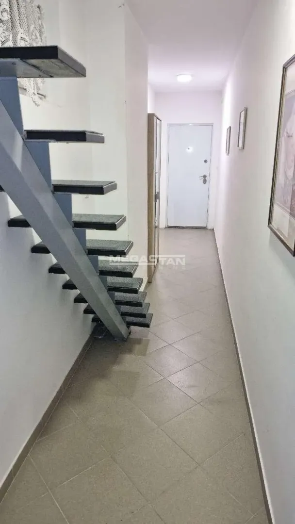 Izdavanje, trosoban stan, 40m², Kalenić Pijaca, Vračar Sve Podlokacije