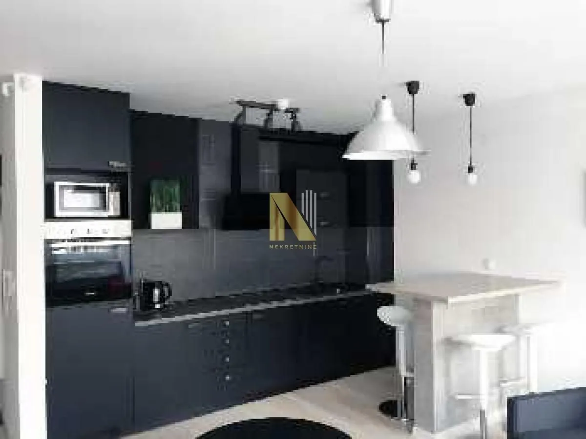 Izdavanje, dvosoban stan, 45m², Centar, Novi Sad