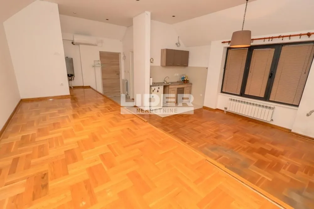 Izdavanje, poslovni prostor, 45m², Čukarica, Beograd