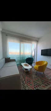 Svijetli dnevni boravak sa garniturom, stočićem i TV-om. - image 5