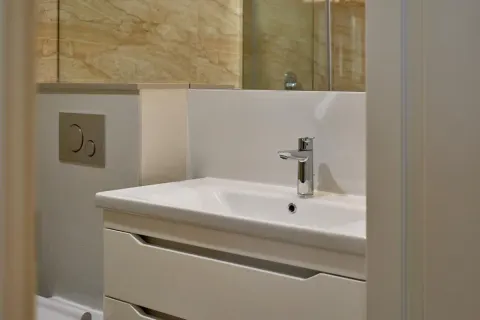 Moderni umivaonik sa slavinom u kupatilu. - image 6