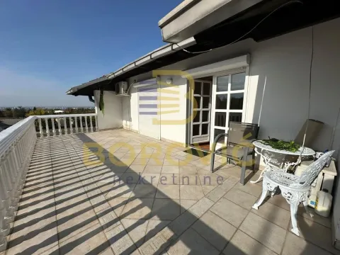 Prostrana popločana terasa sa garniturom za sedenje i pogledom na okolinu. - image 3