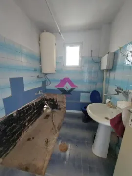 Kupatilo u izvornom stanju sa sanitarijama i pločicama. - image 15