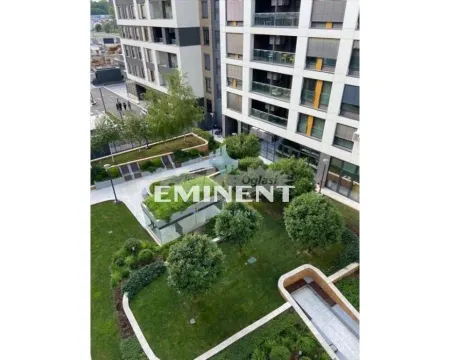 Pogled sa terase na uređen zeleni dvorišni prostor ispred stambene zgrade. - image 11