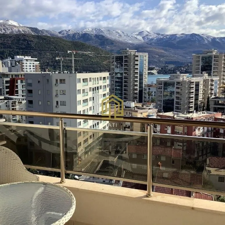 Pogled sa terase na grad i planine sa snijegom.