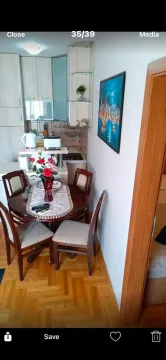 Trpezarija sa okruglim stolom i stolicama u sklopu kuhinje. - image 6