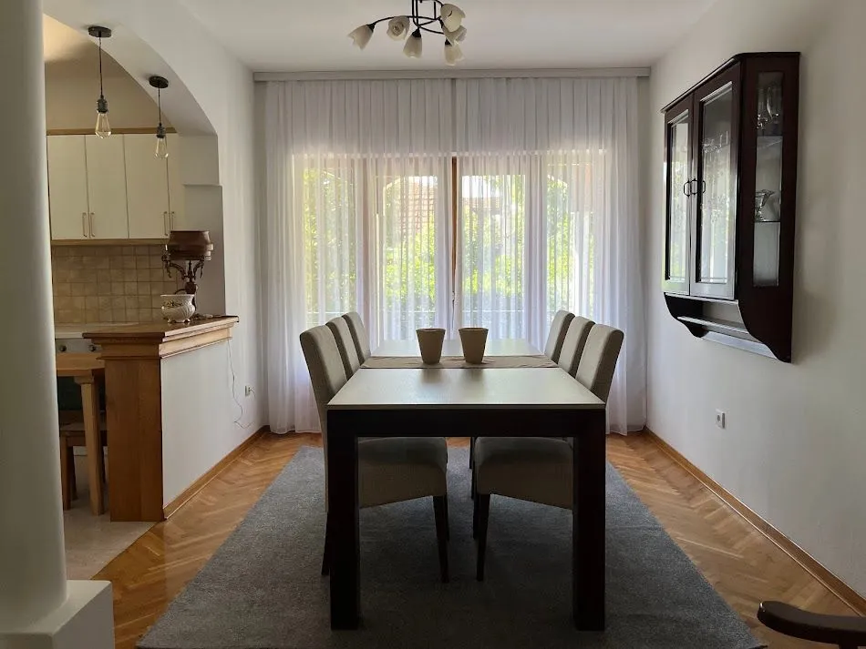Rent, house, 200m², Tološi, Podgorica