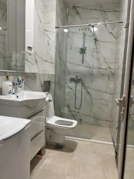 Moderne opremljeno kupatilo sa tuš kabinom, umivaonikom i toaletom. - image 10