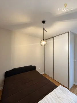 Namještena spavaća soba sa bračnim krevetom i ugradnim ormarom. - image 4