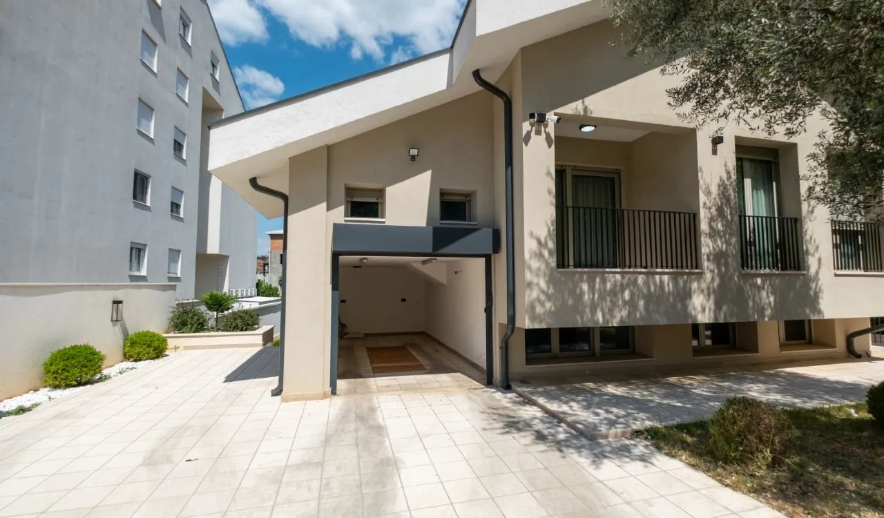 Rent, house, 280m², Stari Aerodrom, Podgorica