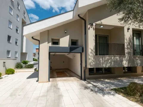 Izdavanje, kuća, 280m², Stari Aerodrom, Podgorica - image 22