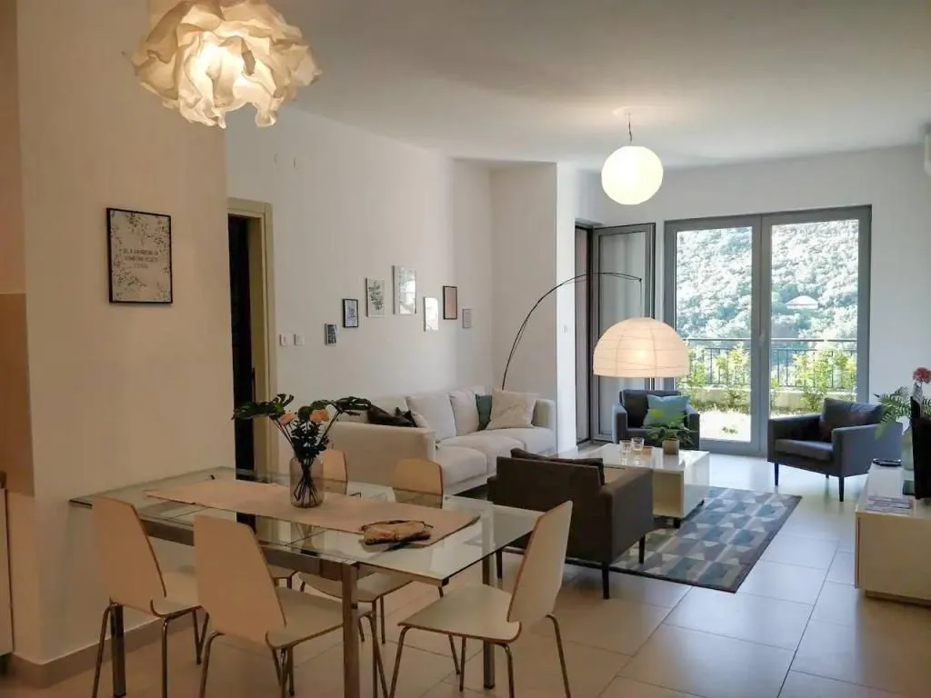 Prodaja, trosoban stan, 96m², Dobrota, Kotor