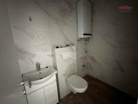 Manje kupatilo obloženo keramičkim pločicama sa ugradnom sanitarijom i bojlerom. - image 8