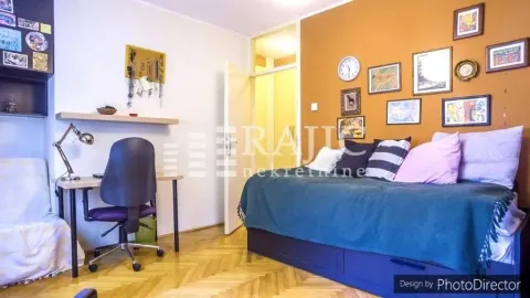 Nameštena spavaća soba sa krevetom i radnim stolom. - image 10