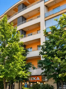 Spoljašnji izgled moderne stambene zgrade sa terasama i zelenilom u okruženju. - image 7