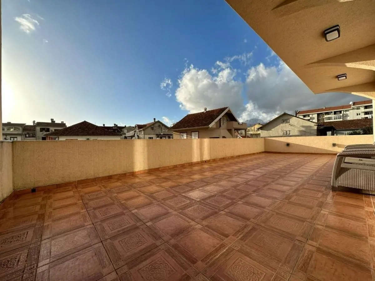 Rent, four bedroom apartment, 250m², Tivat, Crna Gora