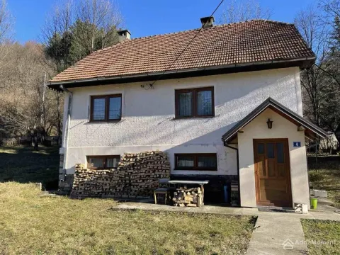 Prednji pogled na spratnu kuću sa drvima za ogrijev i ulaznim dijelom. - image 2