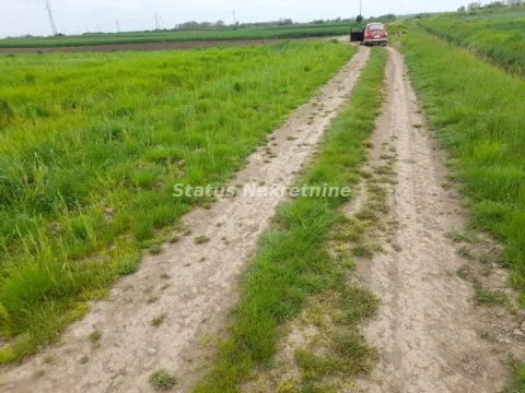 Zemljani put koji vodi kroz zelene poljane i livade. - image 6