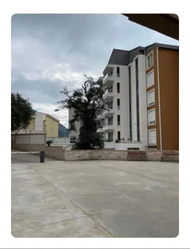 Eksterijer stambene zgrade sa popločanim dvorištem. - image 3