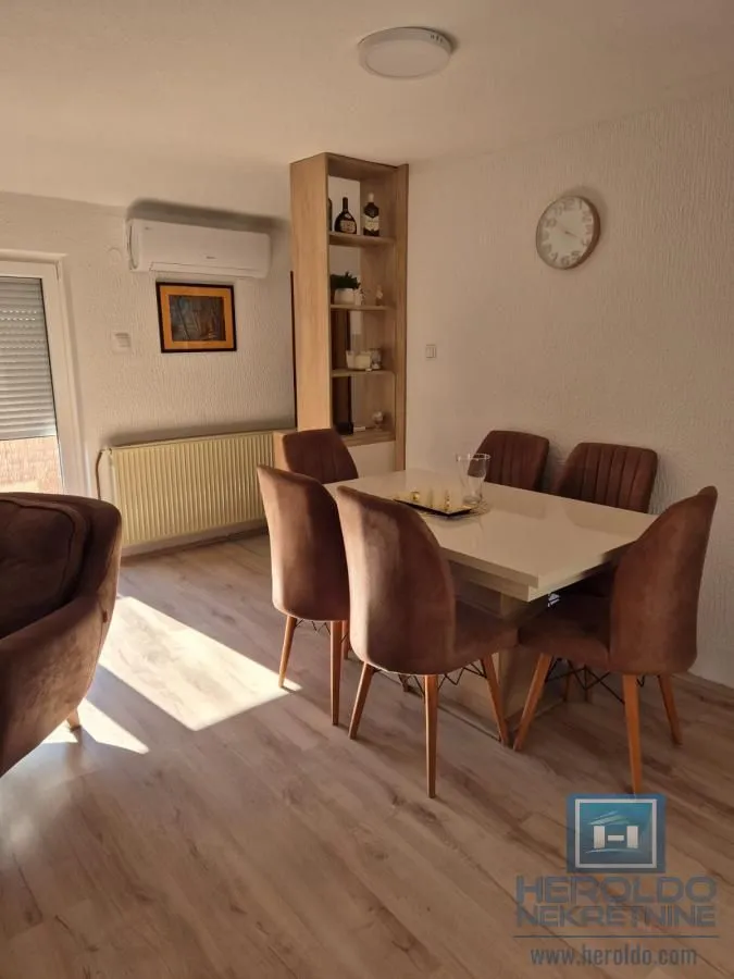 Prodaja, trosoban stan, 93m², Ćuprija, Srbija