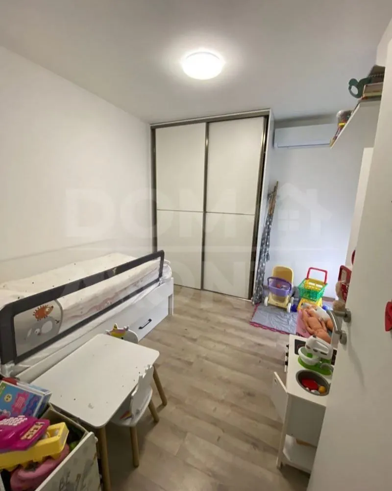 Izdavanje, trosoban stan, 100m², Tivat, Crna Gora
