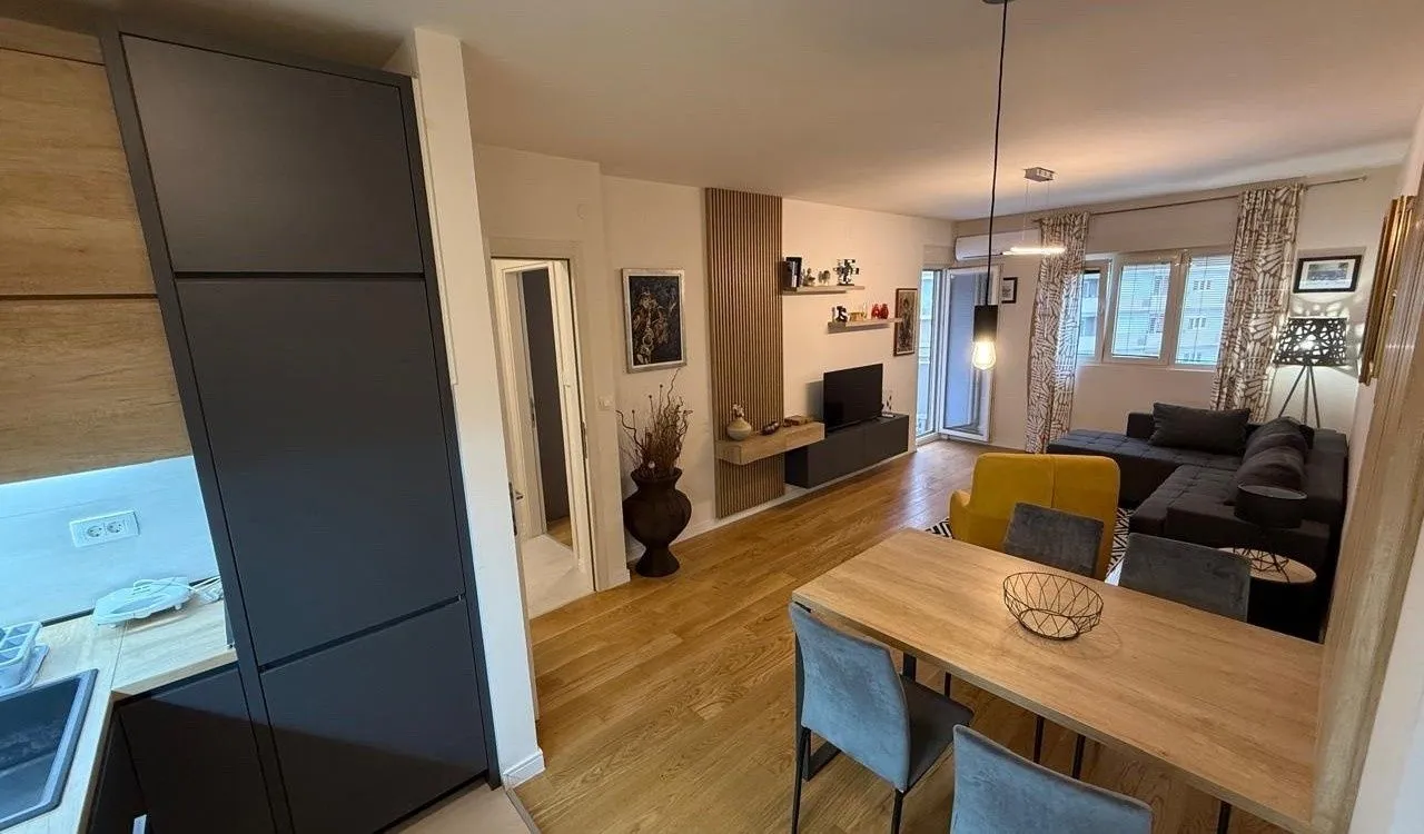 Izdavanje, jednosoban stan, 53m², Central Point, Podgorica