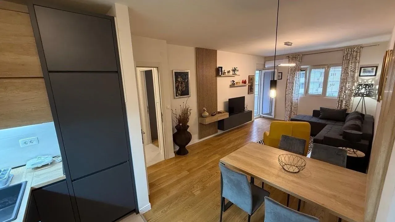 Izdavanje, jednosoban stan, 53m², Central Point, Podgorica