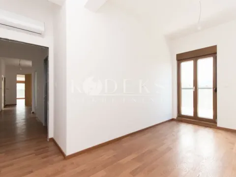 Rent, four bedroom apartment, 221m², Vezirov Most, Podgorica - image 9