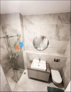 Moderno kupatilo sa tuš kabinom, umivaonikom i toaletom u sivoj keramici. - image 5