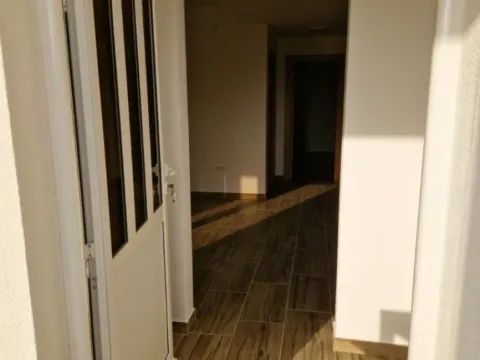 Izdavanje, dvosoban stan, 75m², Murtovina, Podgorica - image 10