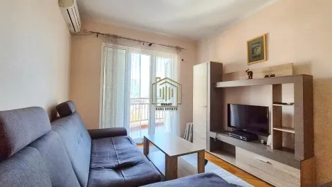 Dnevna soba sa garniturom, TV komodom i izlazom na terasu. - image 2