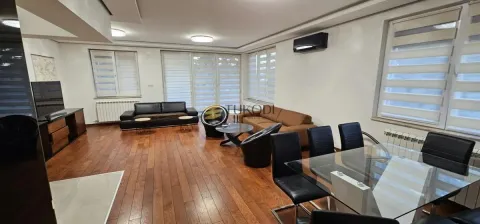 Prostrani dnevni boravak sa garniturom i trpezarijskim stolom. - image 13